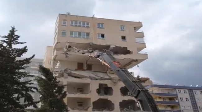 Şanlıurfa'da kontrollü bir şekilde yıkılıyorlar