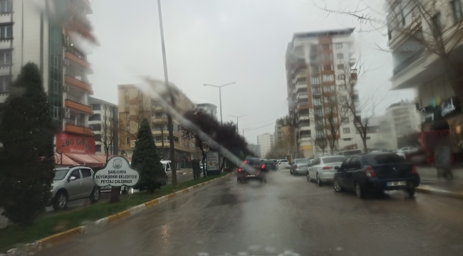 Şanlıurfa'da sağanak yağış etkili oluyor
