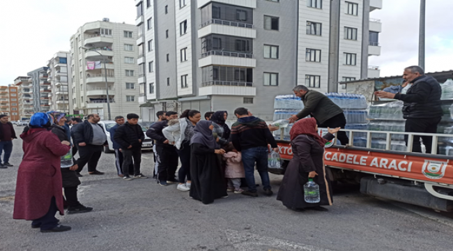 Şanlıurfa'da vatandaşlara hazır su dağıtımı devam ediyor 