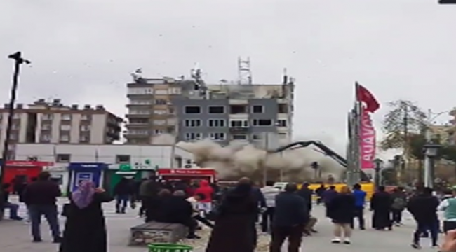 Urfa'da kontrollü yıkım esnasında apartman çöktü 