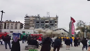 Urfa'da kontrollü yıkım esnasında apartman çöktü 