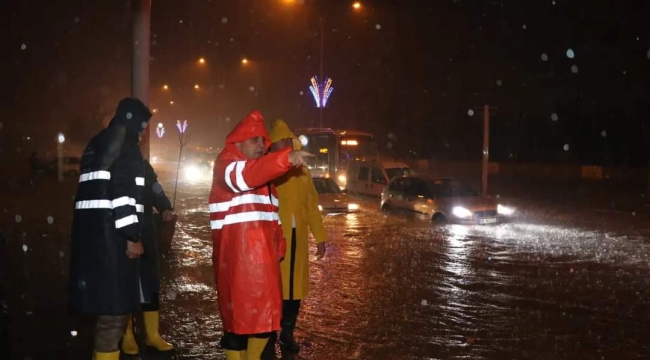 Urfa'da yağış sonrası yol ulaşıma kapatıldı