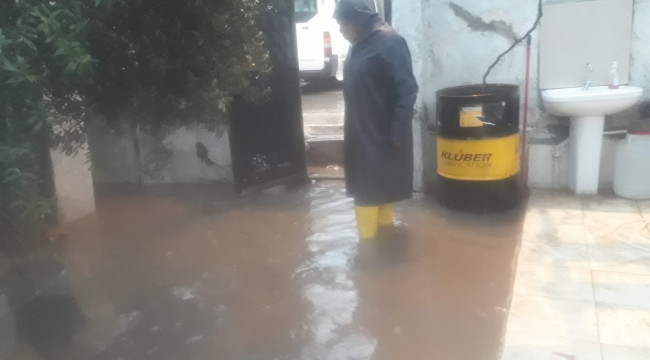 Urfa'da yağmur etkili oldu, evleri su bastı 