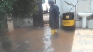 Urfa'da yağmur etkili oldu, evleri su bastı 