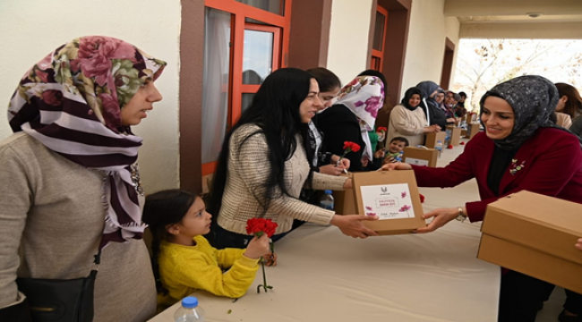 Vali Ayhan'ın eşi Zeynep Ayhan'dan depremzede kadınlar karanfil