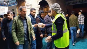 Viranşehir Belediyesi, Adıyaman'da Depremzedelere Kandil Simidi Dağıttı