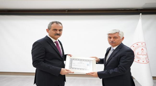 Bakan Özer, İl Milli Eğitim Müdürü Kurt'a başarı belgesi verdi