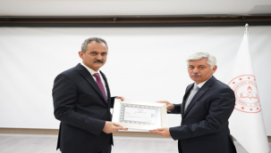 Bakan Özer, İl Milli Eğitim Müdürü Kurt'a başarı belgesi verdi