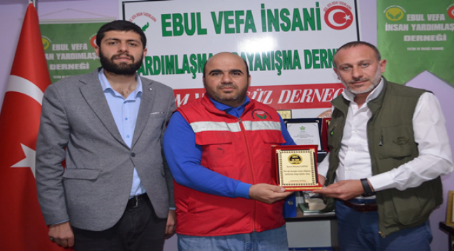 Ebul Vefa Derneğinden Gazeteci Mehmet Çapan'a anlamlı plaket