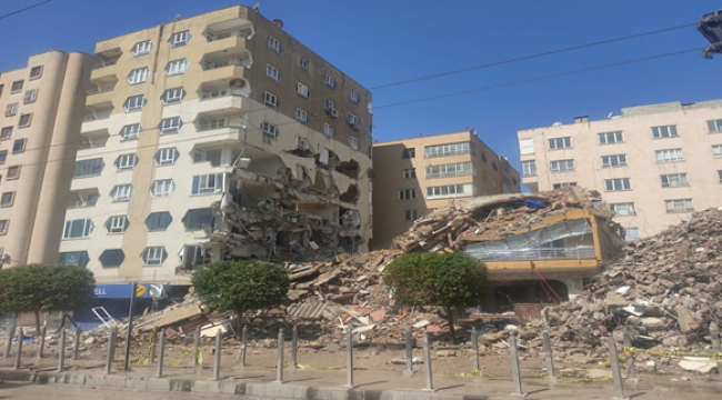 Haliliye'de kontrolü yıkımda bina çöktü! Yandaki sağlam bina zarar gördü