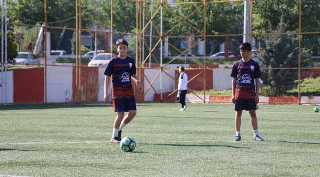 Hataylı Cünnük Kardeşler depremin yaralarını futbol ile sarıyor