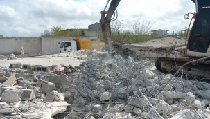 Hilvan'da Yıkım ve Enkaz Kaldırma Çalışmaları Sürüyor