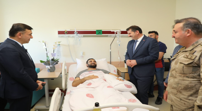 Vali Ayhan, çatışmada yaralanan polisi ziyaret etti