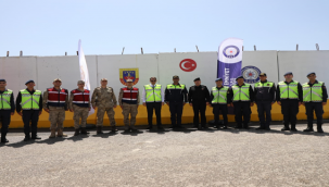 Vali Ayhan vatandaşların bayramını kutladı