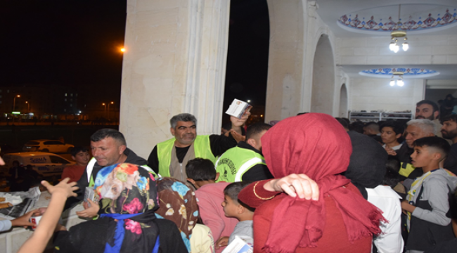 Viranşehir Belediyesi Kadir Gecesinde Kandil Simidi Dağıttı