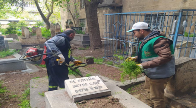 Viranşehir'de Bayram Öncesi Mezarlıklar Temizleniyor 