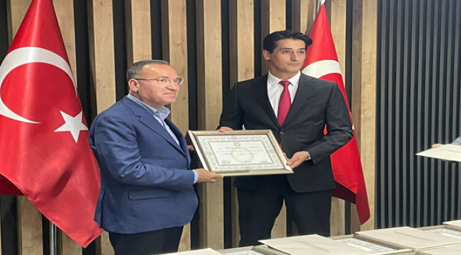 AK Parti Şanlıurfa Milletvekili Bekir Bozdağ mazbatasını aldı