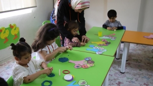 Haliliye'de kadınlar öğrenirken çocuklar da eğleniyor