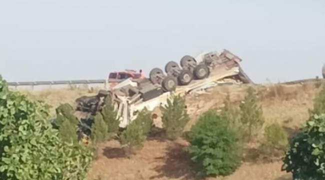 Şanlıurfa'da sebze yüklü tır devrildi