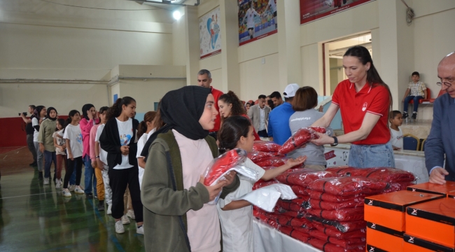 TMOK'tan Şanlıurfa'da öğrencilere spor malzemesi desteği