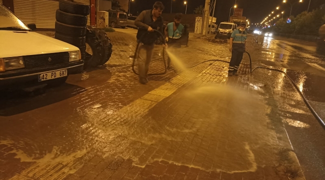 Viranşehir Belediyesi caddeleri temizledi 