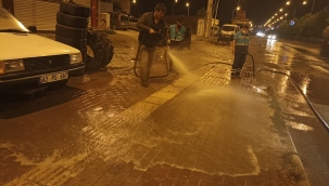 Viranşehir Belediyesi caddeleri temizledi 