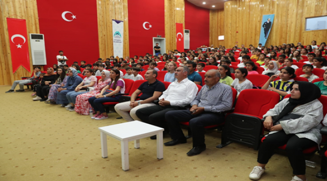 Başkan Kuş, Tiyatroda Öğrencilerle Buluştu