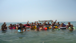 Engelliler aileleriyle birlikte denizin keyfini çıkartı