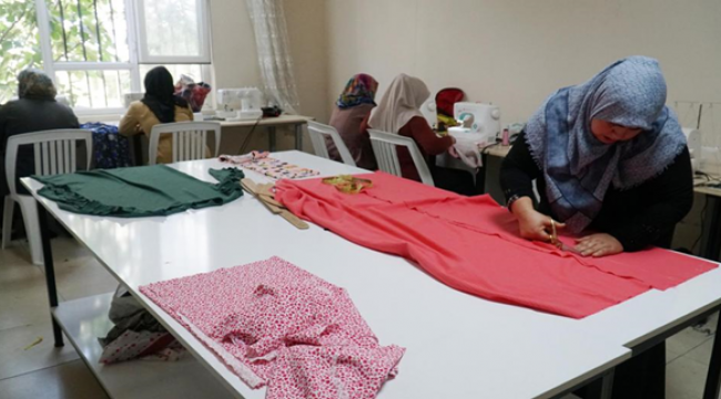 Haliliye'de Anneler Kursta, Çocukları da Kreşte Öğreniyor 