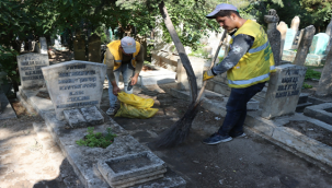 Şanlıurfa'da bayram öncesi mezarlık temizliği başladı