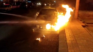 Urfa'da park halindeki otomobil yandı 