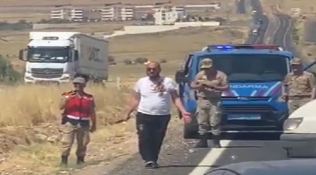 Urfa'da yolda bıçaklı kişi korkuttu!
