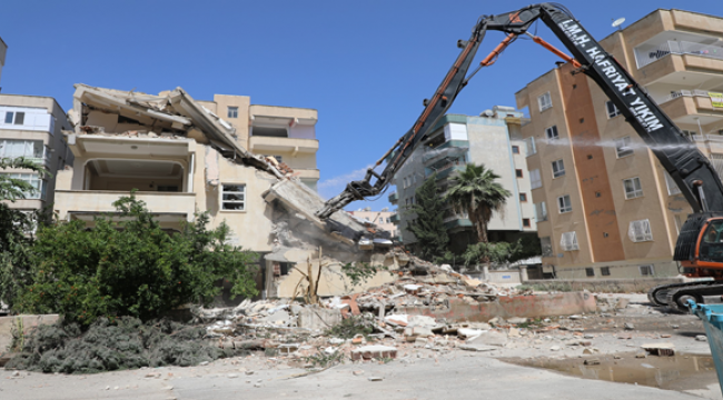 Vali Ayhan, Şanlıurfa'da ağır hasarlı binalar yıkılacak