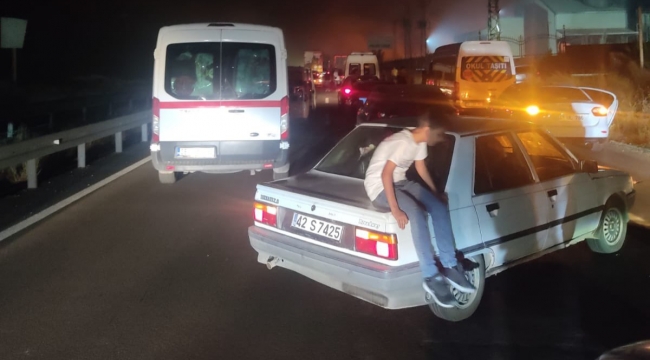 Anız Yangınından Dolayı Şanlıurfa - Mardin Yolu Trafiğe Kapandı