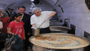 Başkan Beyazgül, Aşevinde Aşure Dağıtımına Katıldı