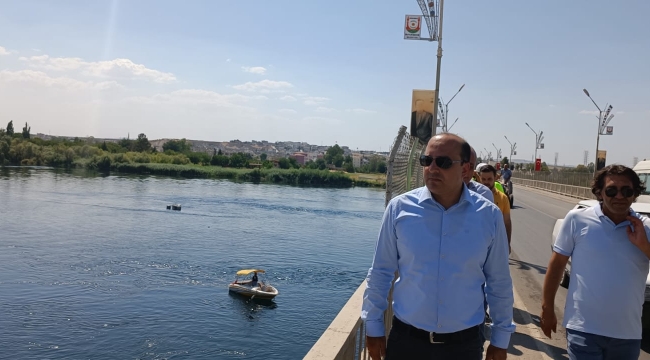 Birecik Köprüsü'nün etrafına dikenli tel çekiliyor 
