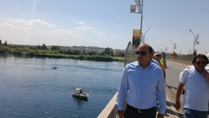 Birecik Köprüsü'nün etrafına dikenli tel çekiliyor 