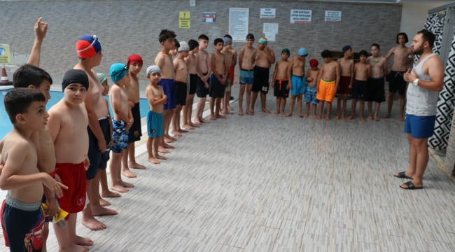 Gençler Büyükşehir İle Yüzme Öğreniyor