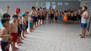 Gençler Büyükşehir İle Yüzme Öğreniyor