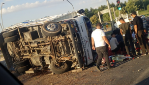 Şanlıurfa'da domates yüklü kamyonet devrildi