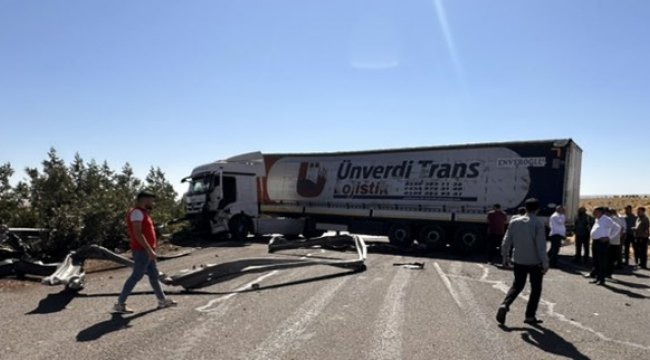 Şanlıurfa'da tır kazasında yol kapandı
