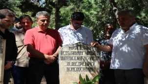 Urfalı sanatçı  mezarı başında dualarla anıldı