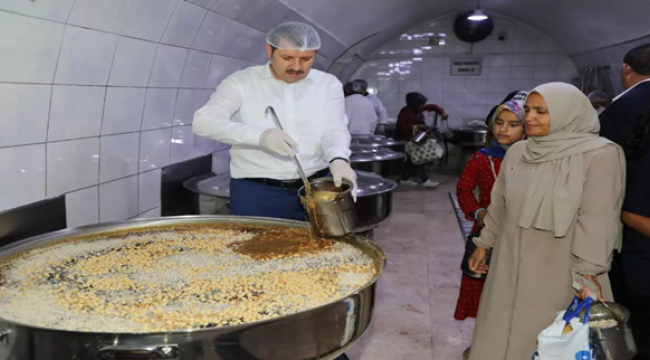 Vali Ayhan, vatandaşlara aşure ikram etti