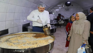 Vali Ayhan, vatandaşlara aşure ikram etti