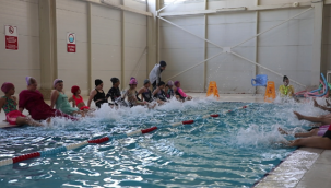 Çocuklar Viranşehir Belediyesi İle Yüzme Öğreniyor 