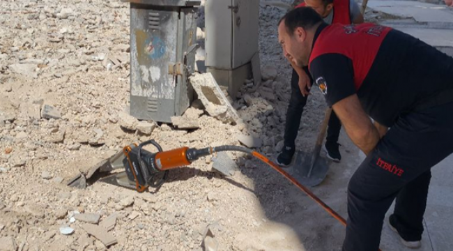 Enkazda kalan kedi itfaiye ekipleri tarafından kurtarıldı