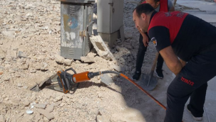 Enkazda kalan kedi itfaiye ekipleri tarafından kurtarıldı