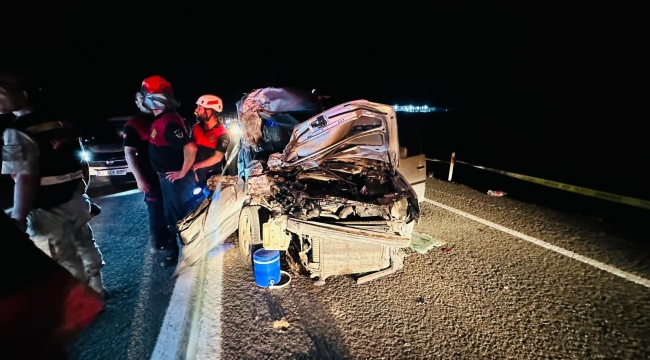 Hafif ticari araç traktörü arkadan çarptı,  1 ölü, 3 yaralı 