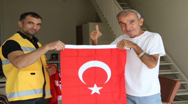 Haliliye'de Esnaf ve Vatandaşa Türk Bayrağı Dağıtıldı