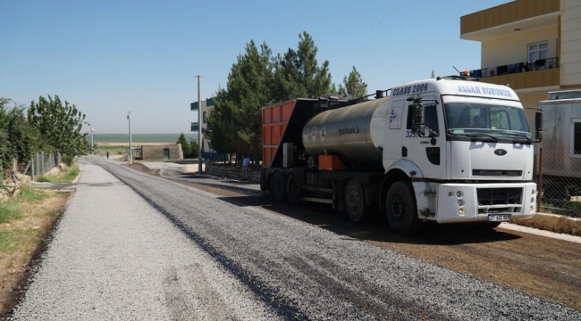 Haliliye kırsalında sathi kaplama asfalt çalışmaları sürüyor